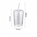 Kuumuskindel klaasist kontoriteekass Loominguline l&auml;bipaistev kaanega kohvikruus ja &otilde;lgedest majapidamispiima-mahla tass reisijoogid