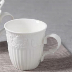 Euroopa valge portselan reljeefne roosiga kohvikruus Bone China Vintage hommikus&ouml;&ouml;gi piimakruus kontori teetass joogin&otilde;ud