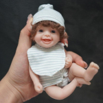 6-tolline t&auml;iskehaga tahke silikoonist taass&uuml;ndinud beebinukk, armas naeratav t&uuml;druku beebinukk, m&auml;nguasi, pehme puudutusega, mini peopesa vasts&uuml;ndinud nukk poisile, lastele, s&uuml;nnip&auml;eva j&otilde;ulukink boy doll