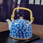 Kodumajapidamises kasutatav portselanist teekann keraamiline suure mahutavusega jaheda veega pott, suur sinine ja valge portselanist retroaasa k&auml;epidemega talakann