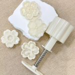 4 tk Blossom Design plastist kuukoogi reljeefvormid, magustoidu pressimisvormikomplekt k&uuml;psetamiseks ja meisterdamiseks