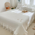 Puuvillane l&otilde;ngav&auml;rvitud voodikate, tepitud tepitud puuvillane libisemiskindel puuvillane kolmeosaline komplekt, piiri&uuml;lene tatamimatt saab katta a pair of pillowcases of the same style