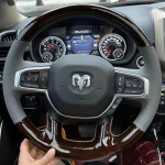 Dodge RAM 1500 2019-2023 RAM 2018-2023 jaoks K&auml;sit&ouml;&ouml;na &otilde;mmeldud libisemiskindel must naturaalsest nahast auto rooliratta kate 2