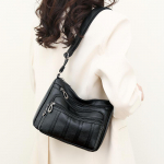 Ehtne kaubam&auml;rgiga pehmest nahast k&auml;epidemega kott, naiste k&auml;ekott naistele, &otilde;la rist kehaga kandekott. 26cm 10cm 19cm must