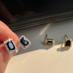 Naiste mustad tsirkoonist ruudukujulised k&otilde;rvar&otilde;ngad on lihtsad ja mitte monotoonsed, geomeetrilisi ruudukujulisi k&otilde;rvar&otilde;ngaid saab sobitada s&uuml;gisel ja talvel