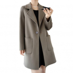 Naiste jope kahe taskuga rev&auml;&auml;riga, &uuml;hev&auml;rviline, &uuml;he n&ouml;&ouml;biga villane mantel plusssuuruses L kohv