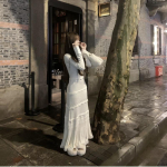 2024. aasta uus s&uuml;gistalvine valge kootud merineitsi pikk kaelusega kleit, pikkade varrukatega tutikleit Cape Sall alumine kampsun S elevandiluuvalge