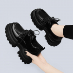 Naiste paksu tallaga lakknahast mokassiinid - Briti stiil kevad-s&uuml;gis 2024 36