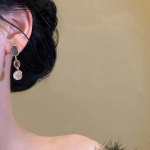 As&uuml;mmeetrilised v&auml;rvilised kalliskivik&otilde;rvar&otilde;ngad naistele h&otilde;ben&otilde;ela keskmise antiikse kontrastsusega k&otilde;rvar&otilde;ngad Design Sense