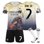 Teismelised Lapsed T&auml;iskasvanud Jalgpalli Komplektid Sporditreeningu S&auml;rgi Komplekt Sokkidega 24/25 Real Madrid Draakonimustriga &Uuml;likond #7 Vini JR 16