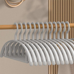 10 tk &otilde;mblusteta riidepuu on mittedeformeeruv, libisemiskindel ja &otilde;lavaba, mis sobib v&auml;ga h&auml;sti riiete kuivatamiseks ja garderoobis hoidmiseks. 10pcs hall