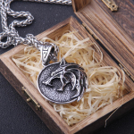 Mage Wolfi peaga ripats kaelakee Geraltile koos Wild 3 figuuriga teleriga Steel chain & pendant