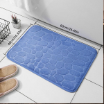 Ilus munakivist reljeefne vannitoamatt, libisemiskindlad vaibad kraanikausis, vanni k&uuml;lgmisel p&otilde;randal vaip du&scaron;iruumi uksematt, m&auml;luvahupadi 40x60cm