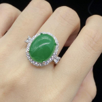 BELLA BOX Uus tuvimuna j&auml;ljendab naturaalset j&auml;&auml;seemne kalkooni, mis on t&auml;is teemanttemperamendiga moe avatud s&otilde;rmust 17.3mm smaragdroheline