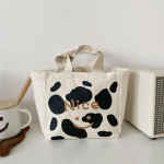 Lehma mustriga kaasaskantav Bento kott Mitmek&uuml;lgne graffiti &otilde;pilastel on l&otilde;uendist kott l&otilde;unakast v&auml;ike kott