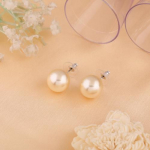 Estele naiste s&auml;delevad kreemjas p&auml;rliga roodiumiga kaetud k&otilde;rvar&otilde;ngad