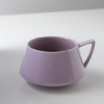 Keraamilisest lihtsast kohvitassist smaragdist kruus, v&auml;ike peen kiirtassi ja alustassiga p&auml;rastl&otilde;unatee komplekt