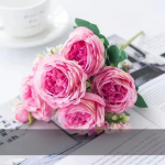 Kunstlilled V&otilde;ltssiidvalged pojengid, mida kasutatakse koduruumide vaasi kaunistamiseks j&otilde;ulup&auml;rja pulmakimbude peo aksessuaarid