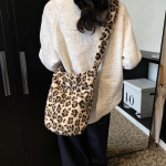 2024 Retro Leopard Cartoon Messenger Bag - Plush Lamb Wool Bucket Design 29*19*29