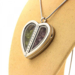 Pierres et Min&eacute;raux. Collier Grenat Rhodolite + P&eacute;ridot brut. Mod&egrave;le coeur. punane