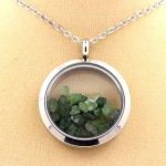 Pierres et Min&eacute;raux. Collier Grenat Tsavorite brut. Mod&egrave;le M&eacute;daillon 30 mm. Couleur Argent.