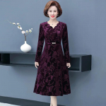 Keskealine ja eakas naine s&uuml;gisene k&otilde;rgsurve lilleline V-kaelusega kleit temperament pikkade varrukatega pikk emakleit naisele elegantne L lilla