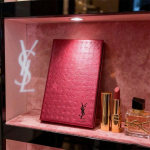 YSL M&auml;rkmik: Kaasaskantav liikvel olles kasutamiseks, Elegantne roosa raamat roosa