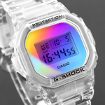 Casio G-Shock DW-5600SRS-7JF V&auml;rvilise luukerega Digitaalne Meeste k&auml;ekell L&auml;bipaistev Vikerkaar