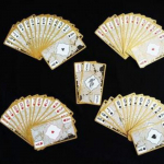 Kristall-PVC kuldse &auml;&auml;risega pokkerikaardid Luksuslikud l&auml;bipaistvad veekindlad pestavad pokkerikaardid