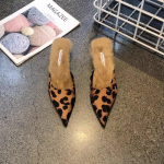 2024. aasta s&uuml;gisel ja talvel kannavad uued teravate ninadega paksu kontsaga &otilde;hukese karvaga sussid poole puksiiriga naiste mugavaid laisaid kingi. 35 must