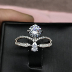 Naiste veetilgakujuline kroonr&otilde;ngas t&auml;ielikult teemanttsirkoonide ja punaste korundv&auml;&auml;riskividega &ndash; Euroopa ja Ameerika stiil. Adjustable Open roosa/teemant