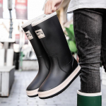 Suvised k&otilde;rge s&auml;&auml;rega suudmeava mees naissoost paarid sama stiiliga v&auml;litingimustes libisemiskindlad veekindlad autopesu t&ouml;&ouml; vihmasaapad suurus 36-44 36