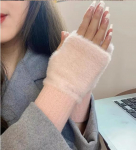 Pehmed talvised pools&otilde;rmekindad naistele, soojad luksuslikud t&auml;isvalged pehmed kootud s&otilde;rmedeta kindad, randmekindad, kirjutus