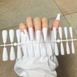 24tk/komplekt DIY Quick Nails pikendatud &uuml;hev&auml;rvilised matt T-kujulised kunstk&uuml;&uuml;ned Mitmev&auml;rvilised ribad viimistletud kulumismanik&uuml;&uuml;r