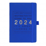 Kunstnahast kaanega 2024. aasta plaanija m&auml;rkmik, 12 kuu igan&auml;dalane p&auml;evakava elastse sulguriga pliiatsisari punane