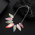 V&auml;rviline lehtede splaissimisega loominguline kaelakee loominguline lehekujuline &otilde;limaal Naiste mitmek&uuml;lgne kaelakee