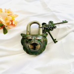 L&otilde;vi messingist vanaaegne funktsionaalne lukk kahe v&otilde;tmega unikaalne antiikne loomade tabalukk