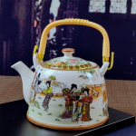 Kodumajapidamises kasutatav portselanist teekann keraamiline suure mahutavusega jaheda veega pott, suur sinine ja valge portselanist retroaasa k&auml;epidemega talakann