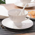 Euroopa valge lihtne kohvitass ja taldrik Kaheosaline v&auml;rvitud kullaga keraamilise tassi komplekt veetass Lilletee tass piimatass
