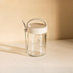 &Uuml;le&ouml;&ouml; kaerahelbetass kaasaskantav hommikujogurtihoidla kaetud lusikaga kaasav&otilde;etav suletud salatipiim piimakokteil kaerahelbepudel 430ML valge