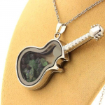 Pierres et Min&eacute;raux. Collier Grenat Tsavorite brut. Mod&egrave;le guitare.