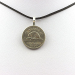 Pierres et Min&eacute;raux. Collier pi&egrave;ce de monnaie Canada 5 cents - &Eacute;lisabeth II. Cordon noir.