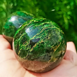 Looduslik kristallroheline smaragdpall Green Ball kodu elutuba kontorikaunistused siseruumide kaunistused 7cm roheline