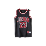 Jordan Lihtne kirja ja numbriga tr&uuml;kiga &uuml;mara kaelusega pullover, lahtine varrukateta vest, laste topid, must JD2122087GS-001 L