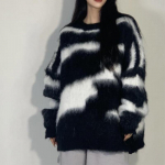 Naiste triibuline kampsun, avar paksendatud &uuml;mmarguse kaelusega kootud keskmise pikkusega topp One size