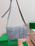 Niche-disainiga unisex kootud nahast v&auml;ike ruudukujuline kott, uus moekas k&otilde;rgekvaliteediline &uuml;hekordse &otilde;larihma v&otilde;i crossbody kott 21*13cm hall v&auml;rv