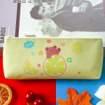 Armsad kommid v&auml;rvilised multifilmid karu k&uuml;&uuml;liku puuviljadest PU pliiatsi&uuml;mbris, kaasaskantav suure mahutavusega kirjatarvete hoiukott Kawaii koolitarbed