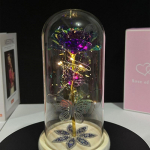 Kingitused naistele S&uuml;nnip&auml;evakingitused Galaktika akr&uuml;&uuml;lroosikristallidest lilledega valgustatud klaaskupliga roos Kunstlillede roosiideed Kingitus emale, &otilde;ele lilla