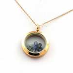 Pierres et Min&eacute;raux. Collier Benitoite brut. Mod&egrave;le M&eacute;daillon 30 mm. Couleur Or rose.