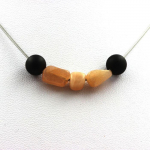 Pierres et Min&eacute;raux. Collier perles Onyx noir mat 8 mm + Pierre de soleil de Tanzanie Chaine en acier inoxydable.